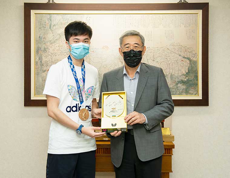 桌球好手林昀儒携东奥混双铜牌来访，感谢007比分官网企业总裁暨王詹样公益信托主任委员 王文渊先生一路相助